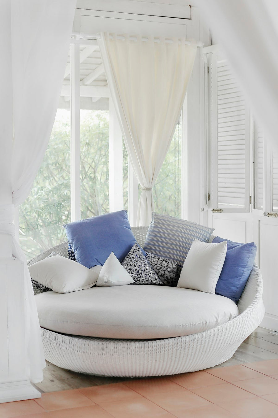 Small Space Solutions: Sofas That Work in Studio Apartments